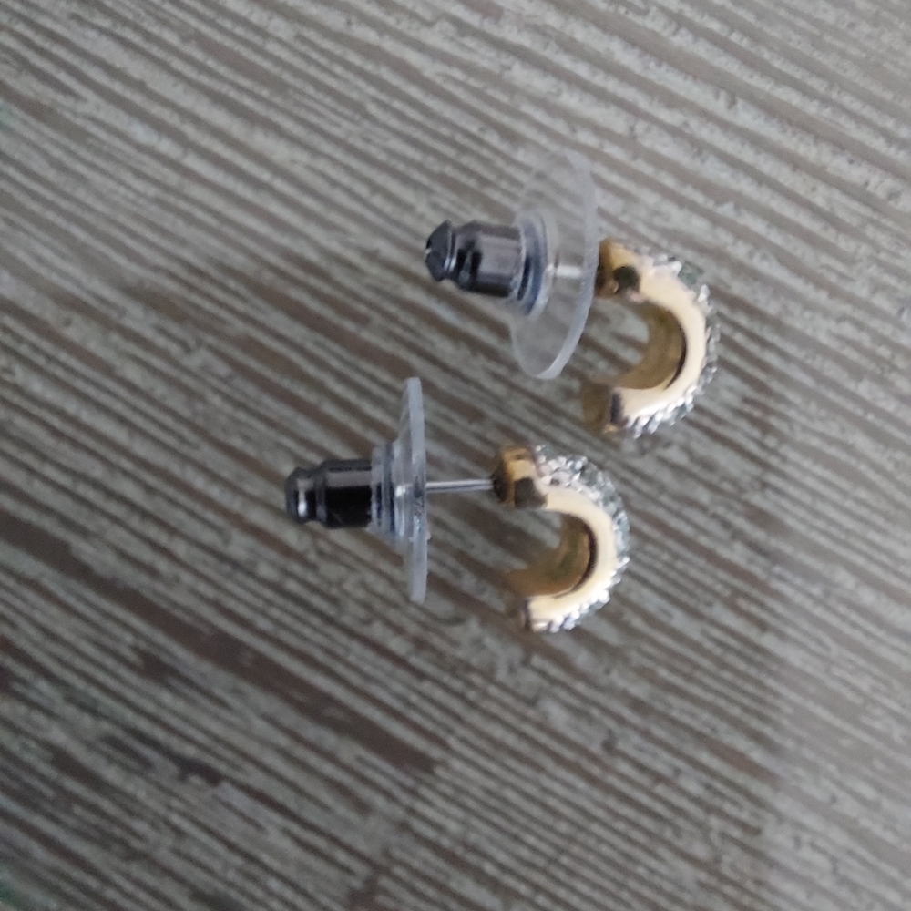 Oroton Stud Earrings Swarovski Crystal and Gold Excellent Pre-loved Condition - Picture 3 of 3